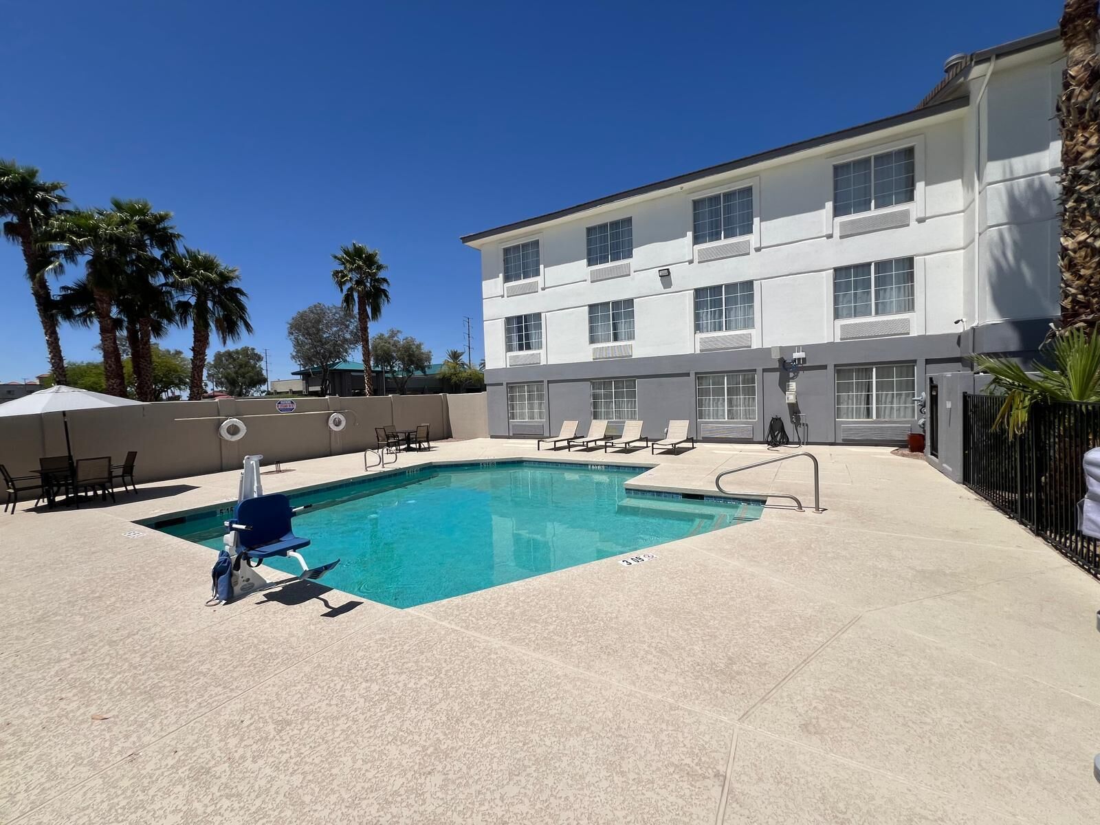 Alberca al aire libre, sombrillas en la alberca y camastros 