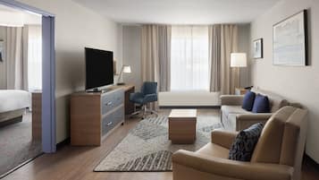 Escritorio, cortinas blackout y tabla de planchar con plancha