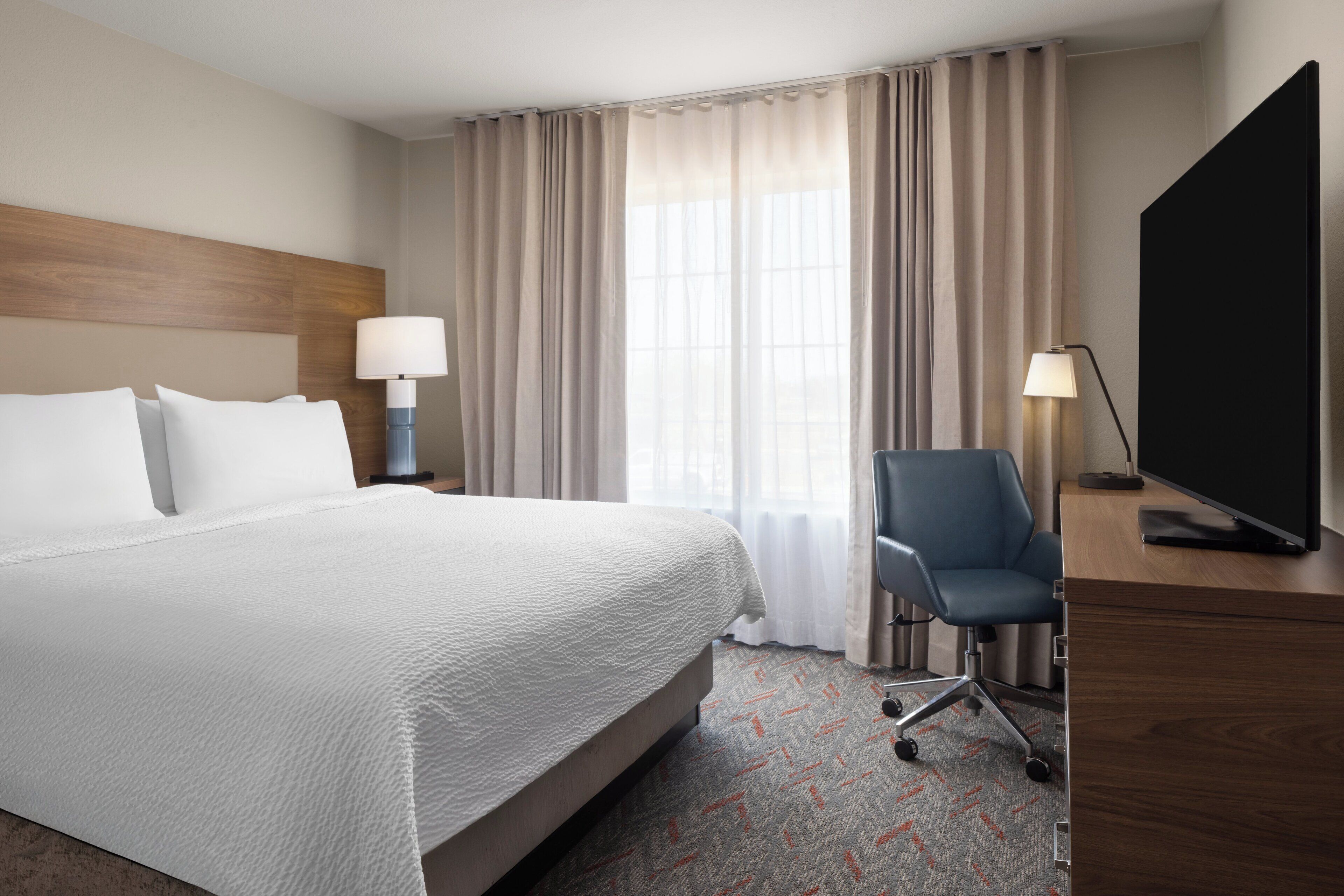 Bureau, rideaux occultants, fer et planche à repasser