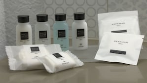 Ett urval av hudvårdsprodukter från märket Beekman, inklusive lotioner, en ansiktsrengöring och rengöringsservetter.