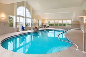 Indoor pool, sun loungers