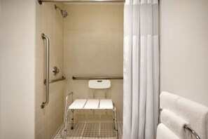 Habitación, 2 camas de matrimonio, accesible para personas con discapacidad (Roll-in Shower) | Baño | Ducha y bañera combinadas y artículos de higiene personal gratuitos