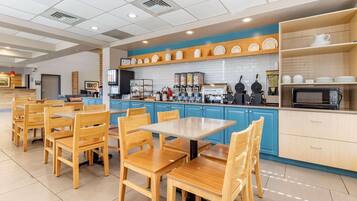 Desayuno de autoservicio incluido todos los días