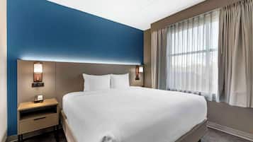 Ropa de cama de alta calidad, escritorio y cortinas blackout
