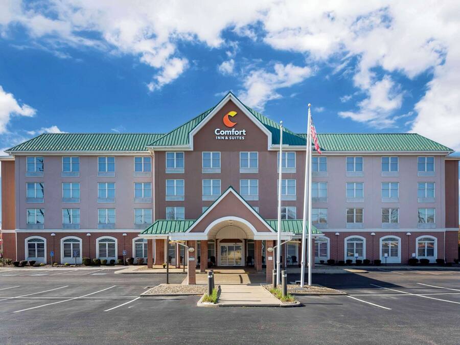 Un hôtel Comfort Inn & Suites avec une façade en briques, un toit végétalisé et un parking situé à l’avant.