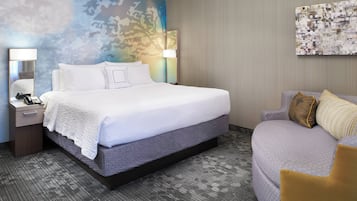 Skrivbord, mörkläggningsgardiner och strykjärn/strykbräda