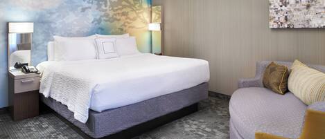 Bureau, rideaux occultants, fer et planche à repasser