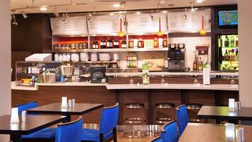 Se sirven desayunos, cenas y cocina americana