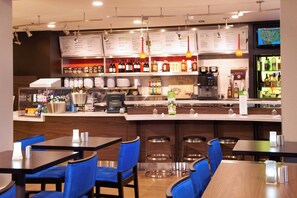 Breakfast and dinner served, American cuisine - Courtyard by Marriott Toledo Maumee/Arrowhead (Maumee)