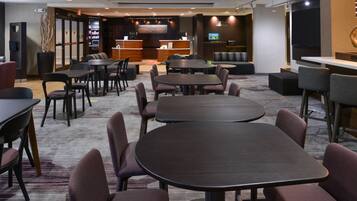 Café da manhã feito na hora todos os dias mediante uma taxa