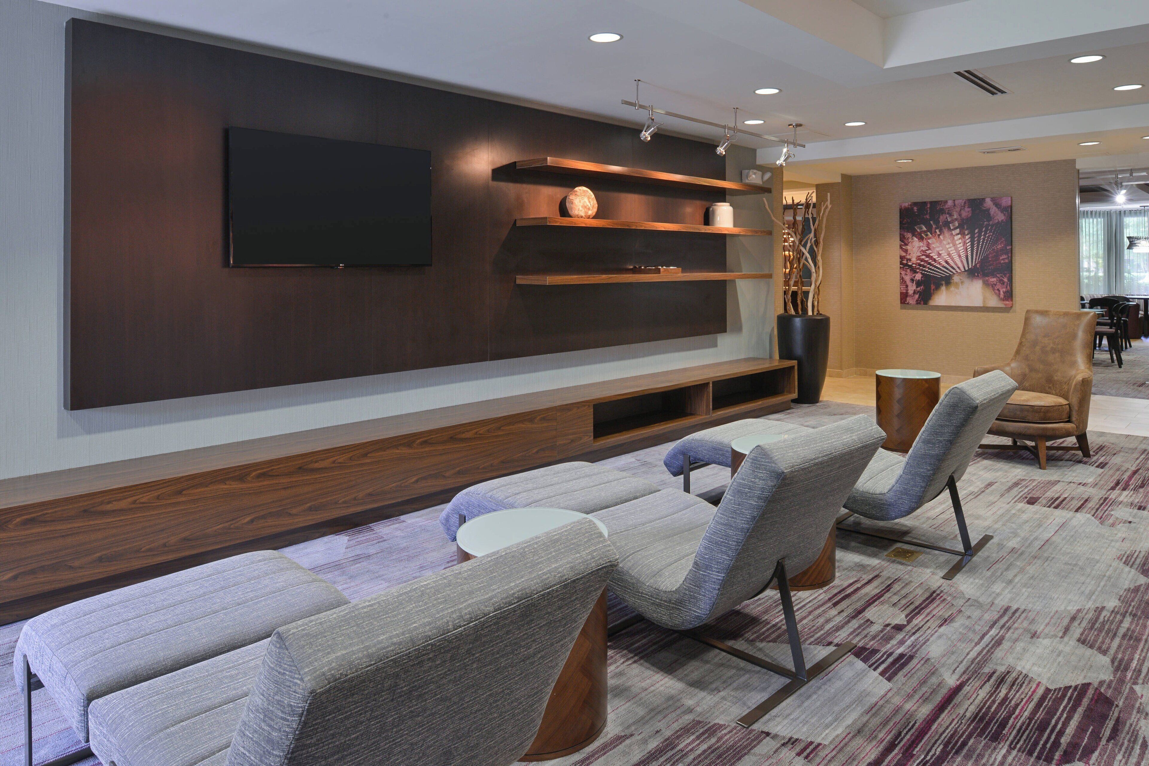 serves breakfast, dinner and happy hour