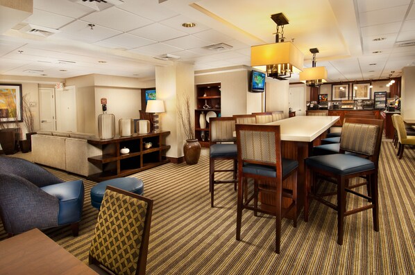 A hotel lobby with a seating area, a bar, and a reception desk. - Comfort Inn Downtown DC/Convention Center (Washington)