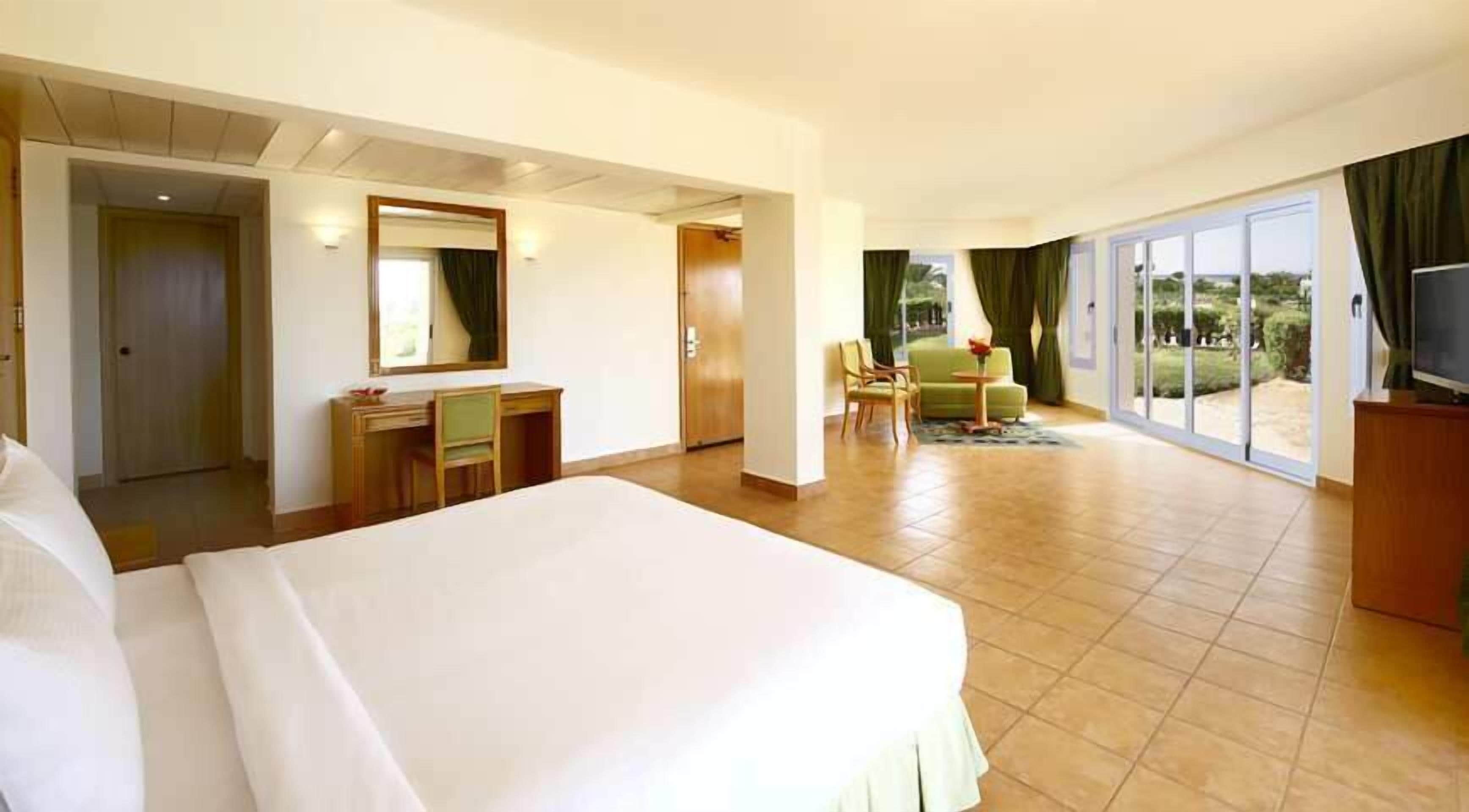 Minibar dan tempat tidur bayi (biaya tambahan)