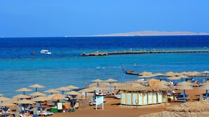 Plage privée, parasol, serviettes de plage, plongée sous-marine