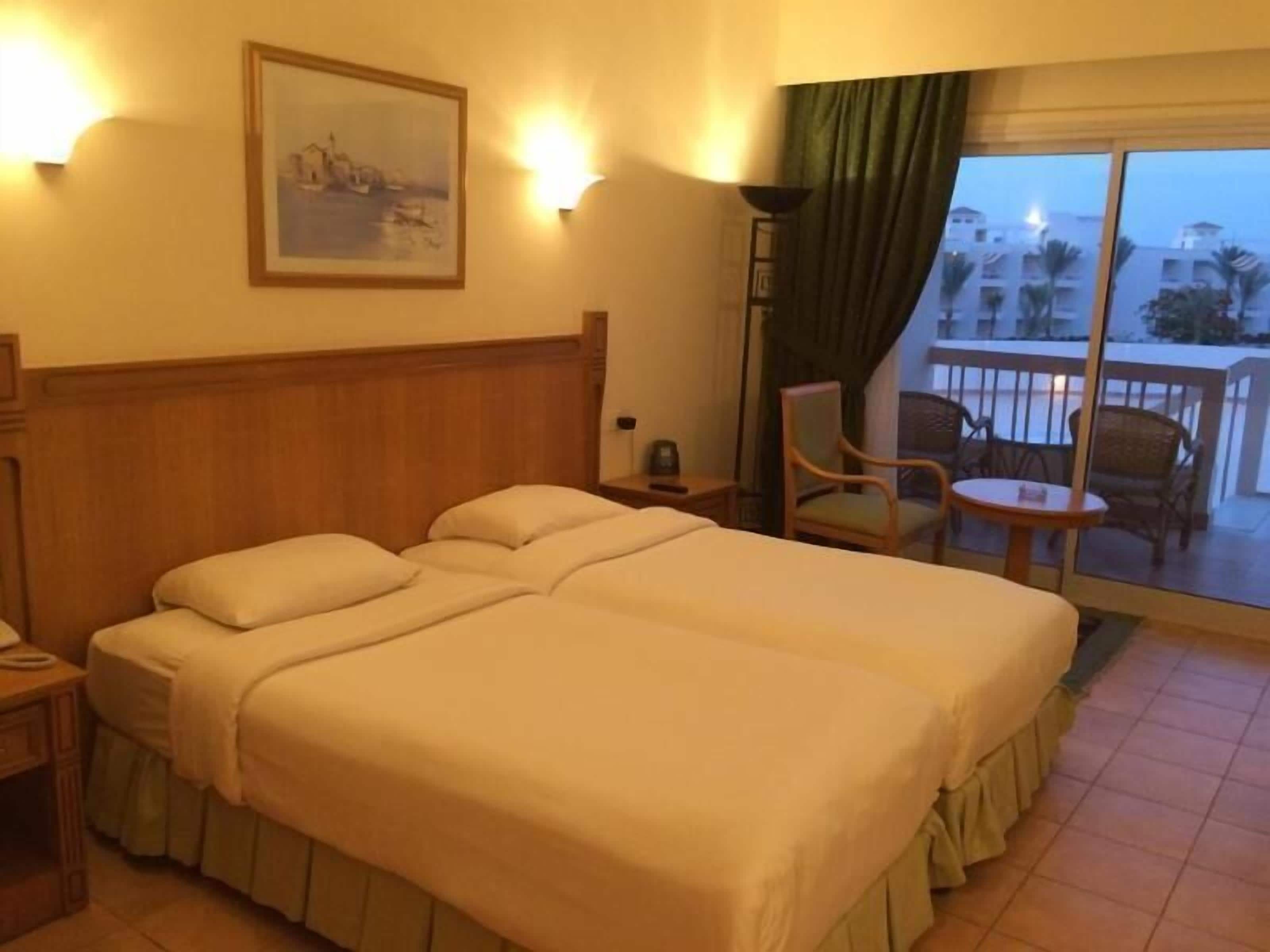 Minibar dan tempat tidur bayi (biaya tambahan)