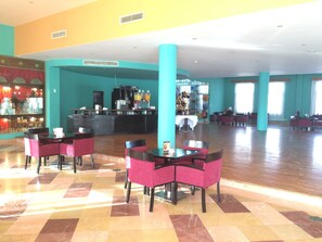 4 restaurants, breakfast, lunch, dinner served; international cuisine