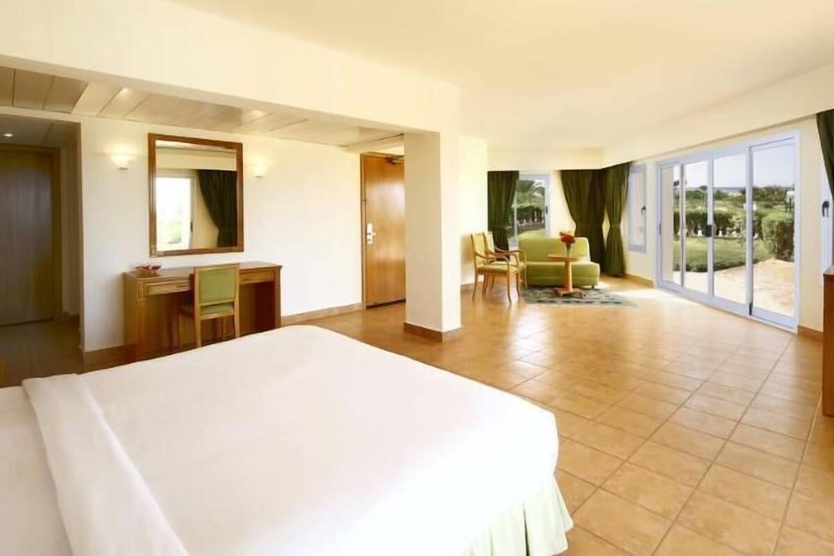 Minibar, cribs (surcharge), rollaway beds (surcharge), WiFi (surcharge)