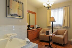 Executive Room, 1 Queen Bed | Bathroom