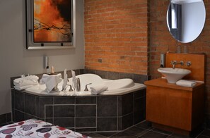 Superior-Zimmer, 1 Queen-Bett | Badezimmer | Dusche, kostenlose Toilettenartikel, Haartrockner, Handtücher