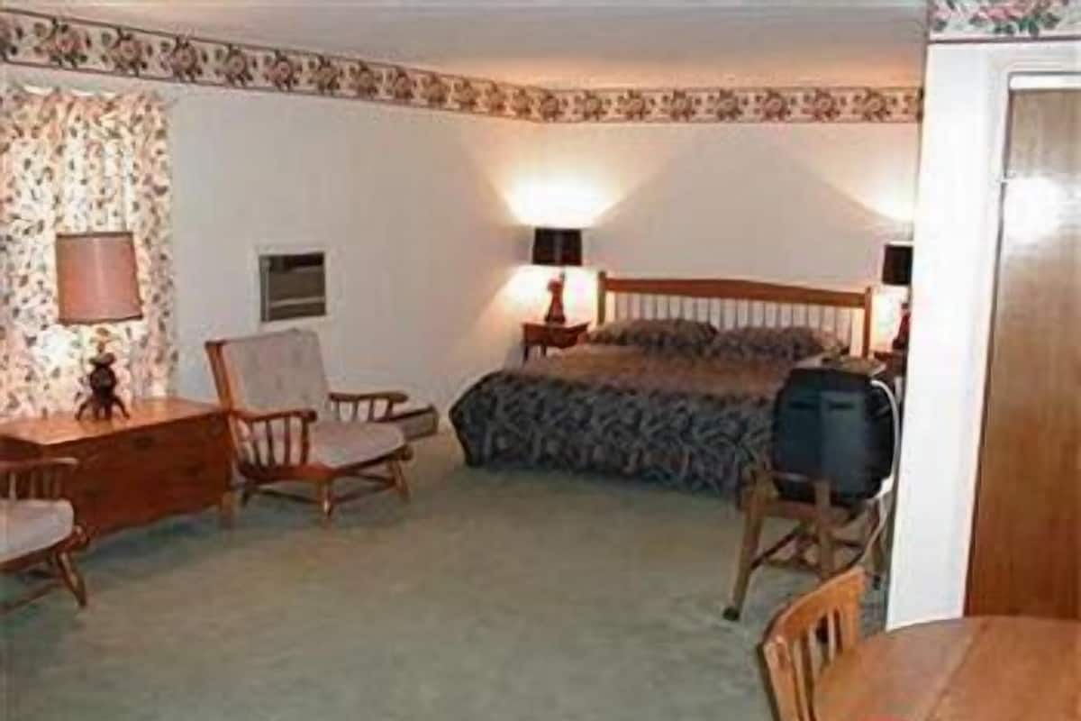 Desk, iron/ironing board, rollaway beds, free WiFi