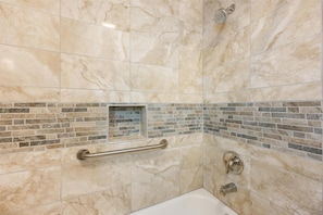 Combined shower/bathtub, hydromassage showerhead, free toiletries