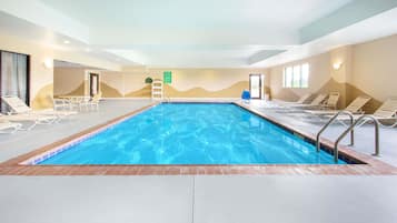 Inomhuspool med öppettider 07.00 till 22.00, och solstolar