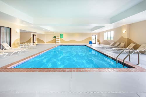 Una piscina cubierta (de 07:00 a 22:00), tumbonas