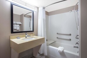 Standardzimmer, 1 King-Bett, barrierefrei | Badezimmer | Duschwanne, kostenlose Toilettenartikel, Haartrockner, Handtücher