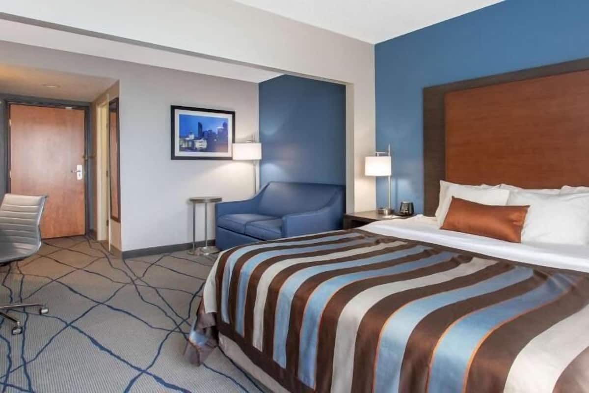 Ropa de cama de alta calidad y caja de seguridad en la habitación