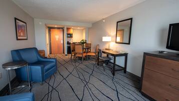 Studio Suite, 1 King Bed, Non Smoking | Premium bedding, in-room safe, desk, blackout drapes