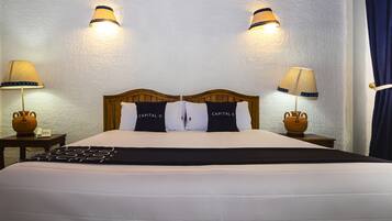 Suite junior, vista a la colina | Escritorio, tabla de planchar con plancha, wifi gratis y ropa de cama