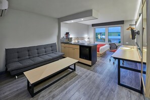 Suite, 1 cama de matrimonio con sofá cama | 1 dormitorio, escritorio, cortinas opacas