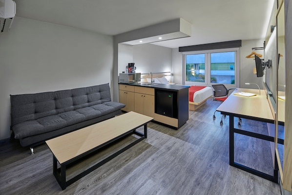 Suite, 1 cama Queen size y sofá cama | Escritorio, cortinas blackout y tabla de planchar con plancha 