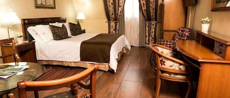 Doppia Standard | Una cassaforte in camera, una scrivania, postazione laptop