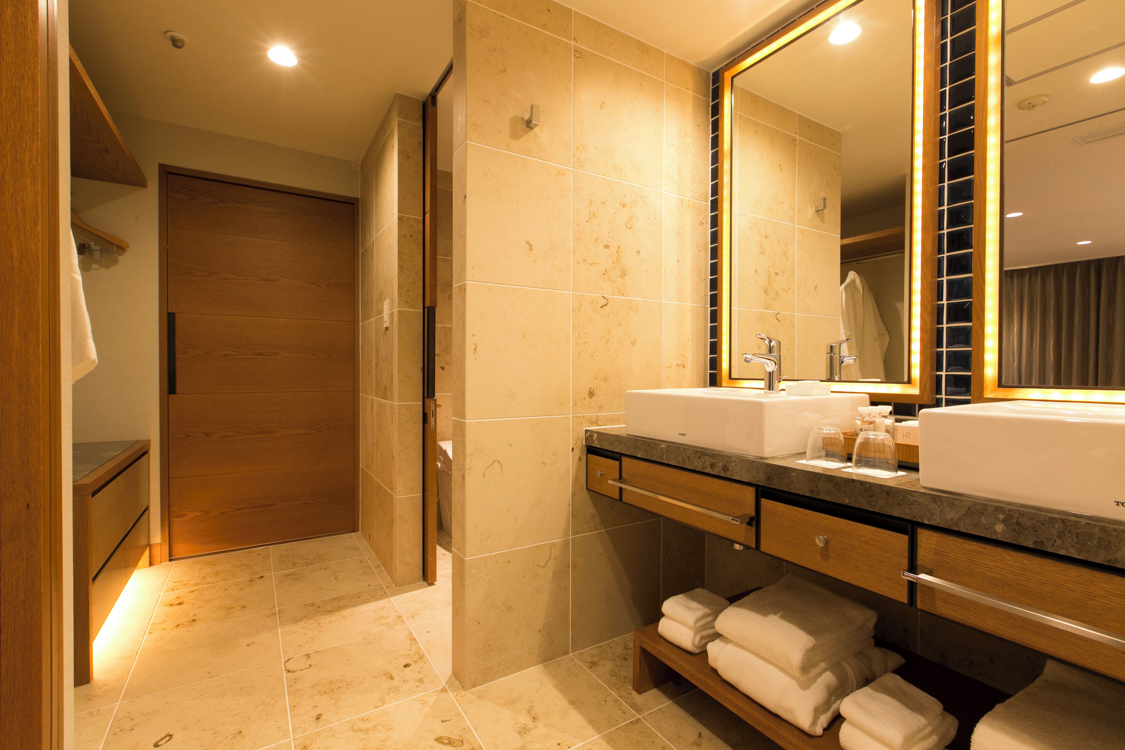 [grand executive floor] junior suite room, non smoking | bathroom | free toiletries, hair dryer, bathrobes, slippers