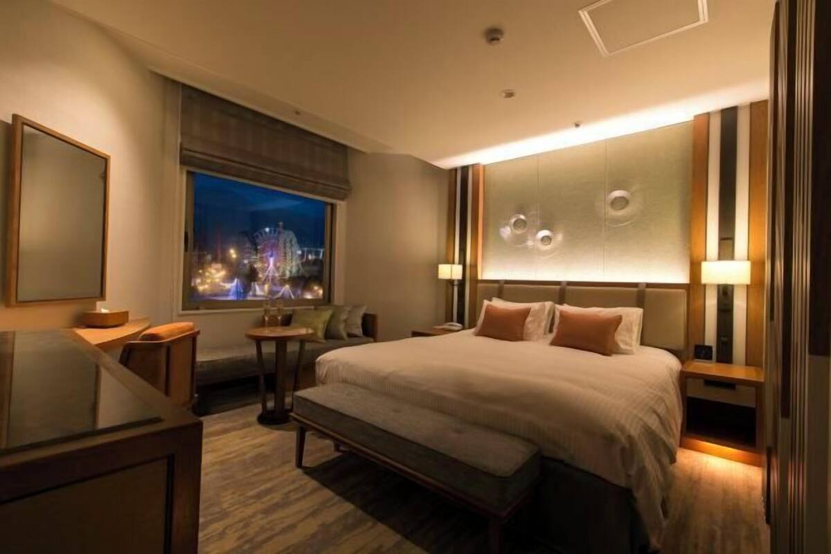 Tempur-Pedic beds, desk, laptop workspace, blackout curtains