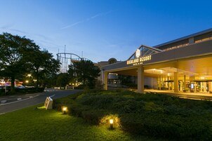 Fachada de la propiedad por la tarde o noche