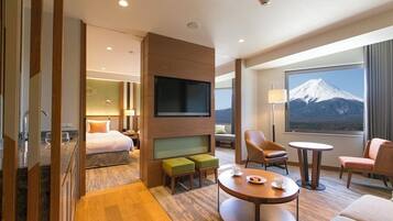 Family Suite, Non Smoking | Tempur-Pedic beds, desk, laptop workspace, blackout drapes