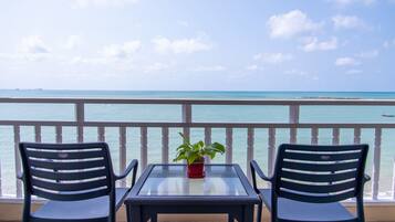 Panorama | In-room safe, desk, blackout drapes, free WiFi