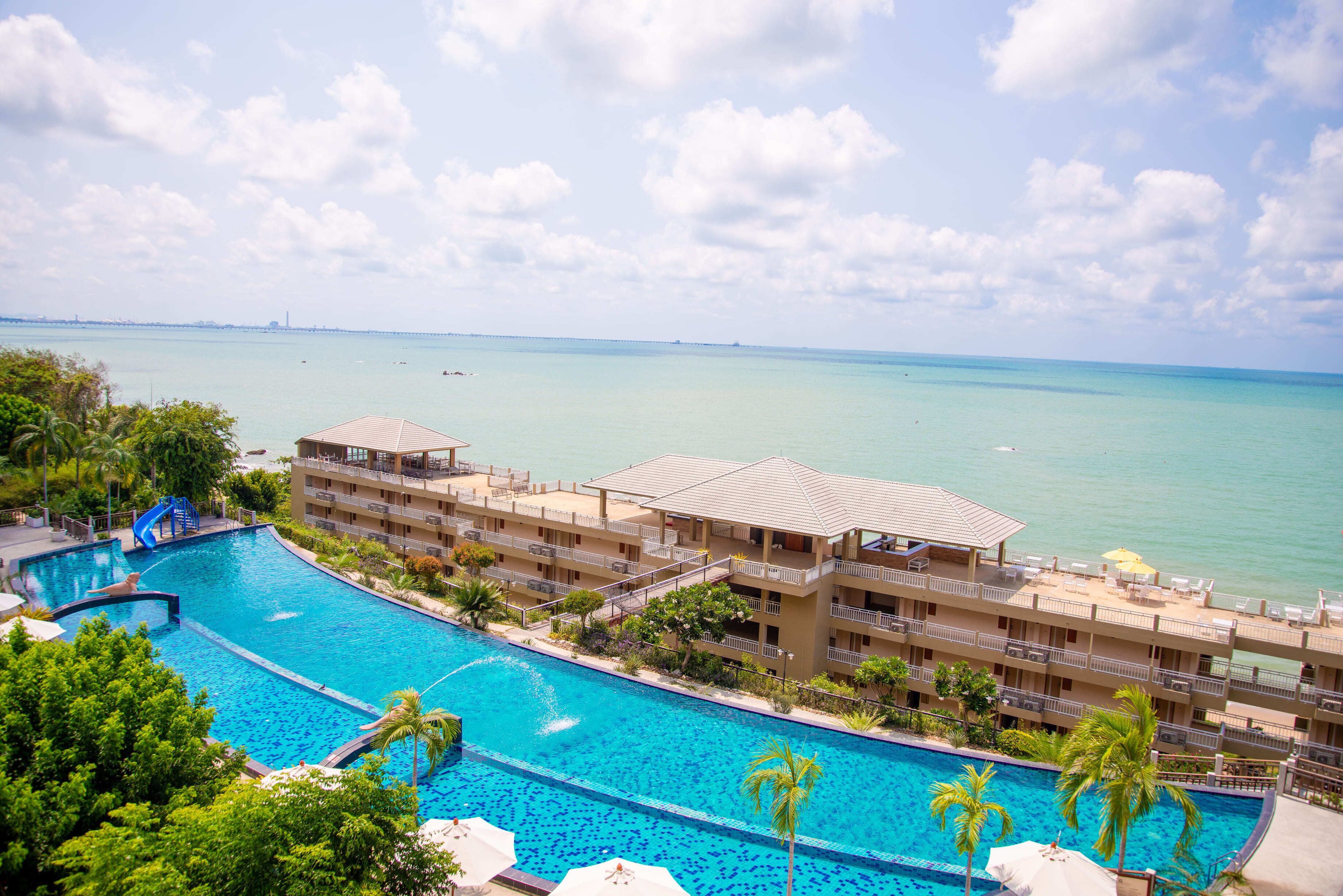 Alberca al aire libre, sombrillas en la alberca y camastros 