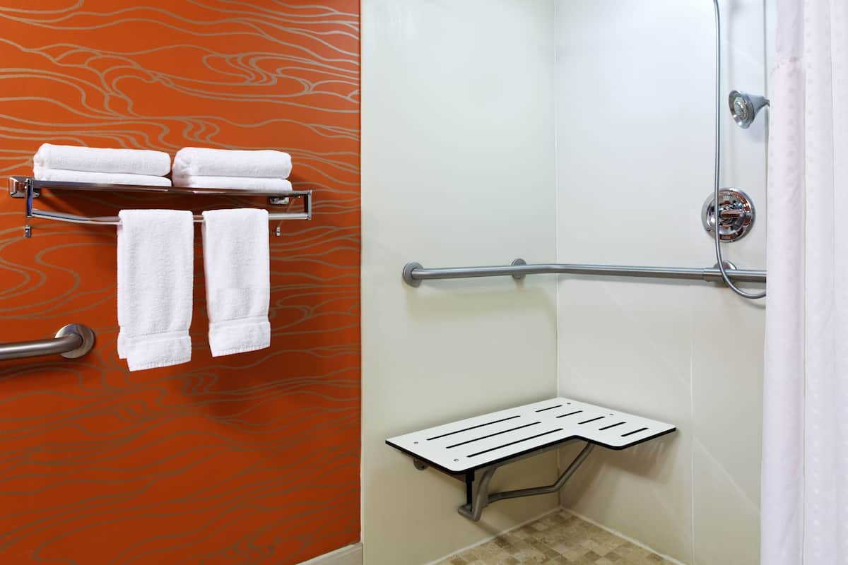 Chambre Standard, 1 trĂšs grand lit, douche accessible en fauteuil roulant (Mobility Accessible) | Salle de bain | Ensemble douche/baignoire, articles de toilette gratuits, sĂšche-cheveux