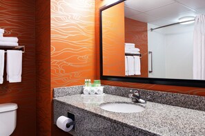 Ducha y bañera combinadas y artículos de higiene personal gratuitos