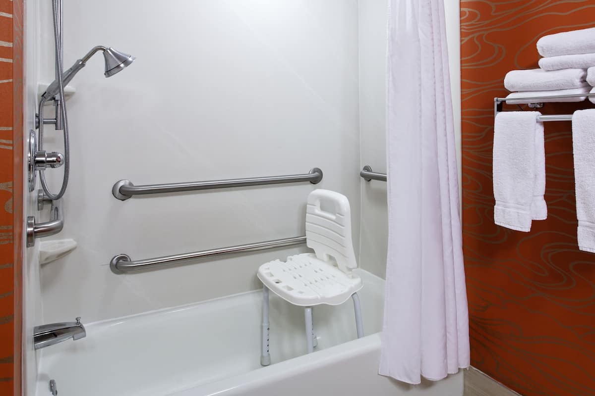 Ensemble douche/baignoire, articles de toilette gratuits, sĂšche-cheveux