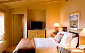 Basic Room, 2 Queen Beds (Sunset Queen Room) | Premium bedding, in-room safe, desk, iron/ironing board