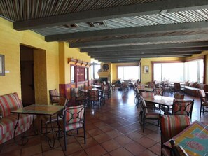 2 restaurants, breakfast, lunch, dinner served; American cuisine