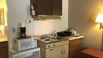 Studio, 1 Queen Bed, Kitchenette | Private kitchenette | Fridge, microwave, coffee/tea maker
