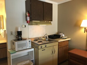Estudio, 1 cama de matrimonio, cocina básica | Cocina básica privada | Frigorífico, microondas y cafetera o tetera