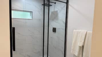 Suite | Baño | Amenidades de baño gratuitas, secadora de cabello, toallas