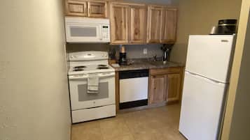 Family Apartment, 1 Bedroom | Dapur peribadi | Peti sejuk, ketuhar gelombang mikro, pembancuh kopi/teh