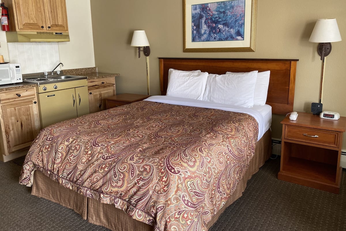 Studio, 1 Queen Bed, Kitchenette | Blackout drapes, free WiFi, bed sheets